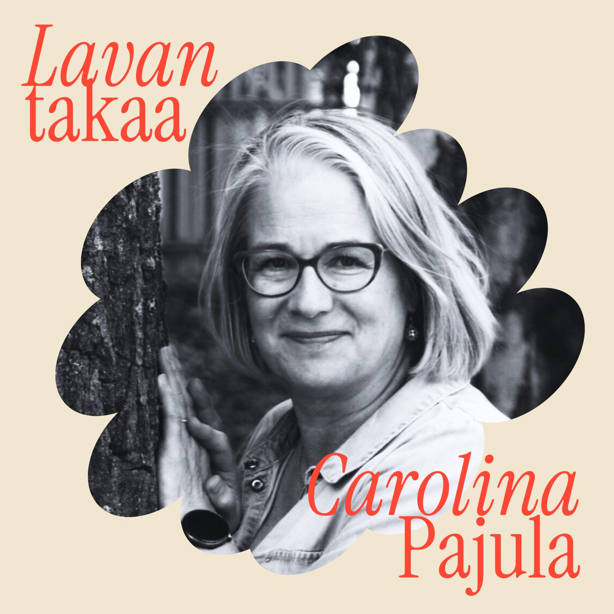 Teksti: Lavan takaa, Carolina Pajula. Nainen katsoo kameraan.